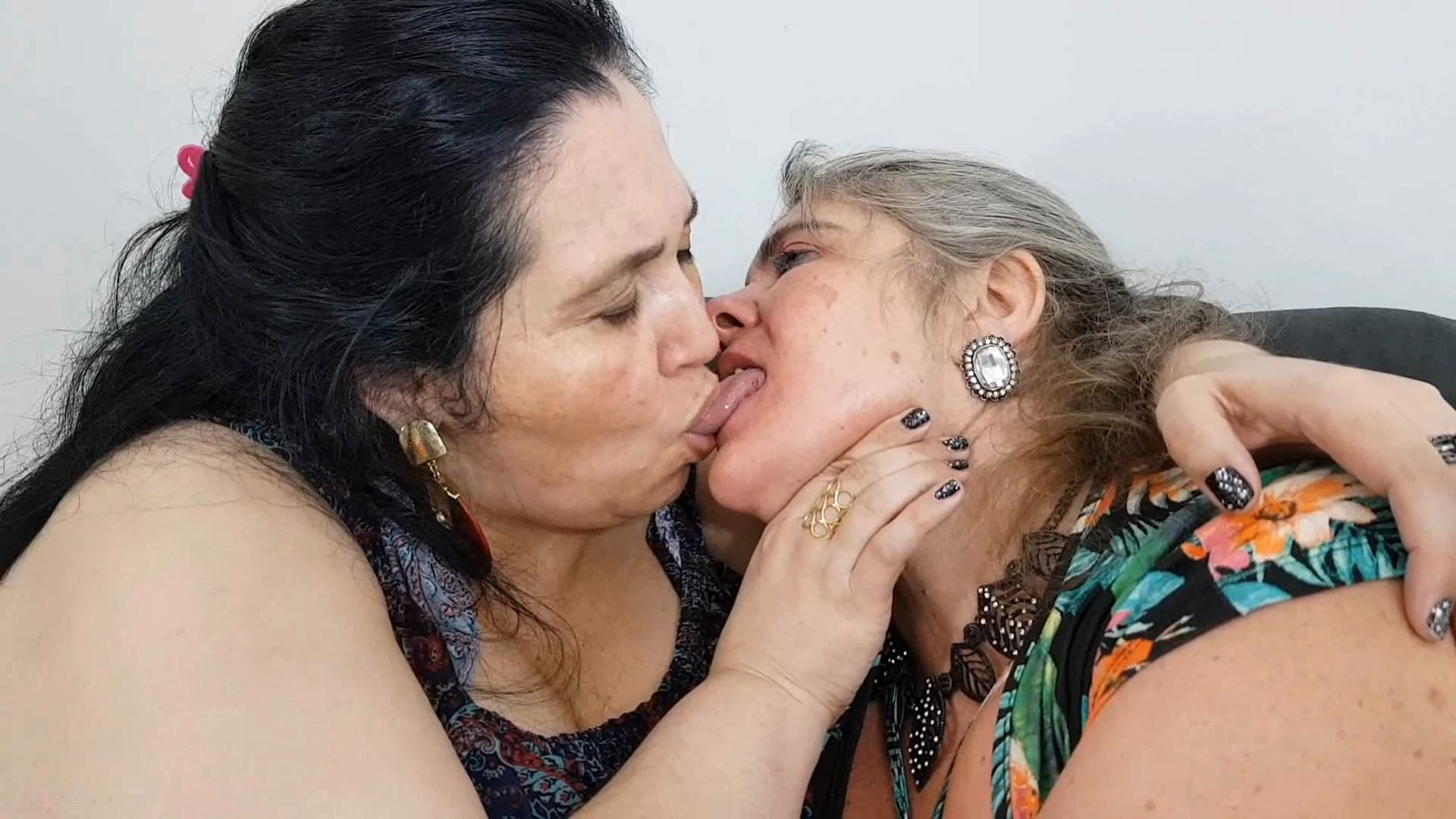 Hot SSBBW Passionate Lesbians Kisses - KARINA CRUEL FETISH VIDEOS - FULL HD...