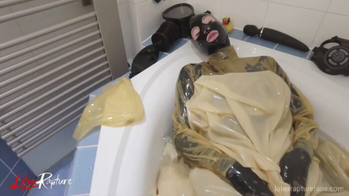 [LATEXRAPTUREFANS] Next Level - The Rubber Bath Wrapping. Featuring: Latex Rapture [FULL HD][1080p][MP4]