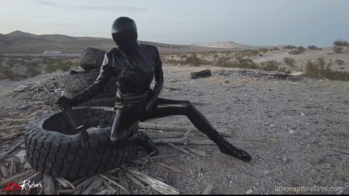 [LATEXRAPTUREFANS] Next Level - Rubber Alien In The Desert. Featuring: Latex Rapture [HD][720p][MP4]