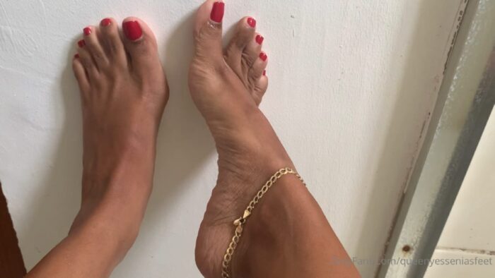 Queen Yessenia In Scene: Long Red Toes Tease - QUEEN YESSENIAS FEET - FULL HD/1080p/MP4