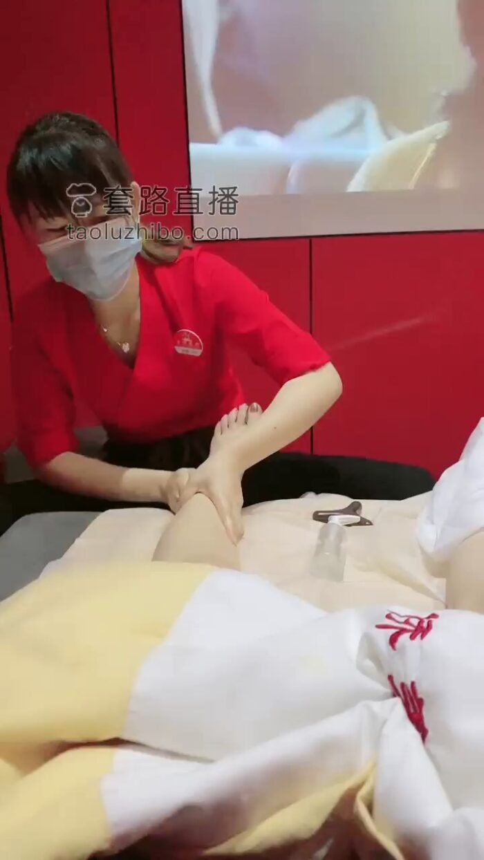 Miss Yinuo In Scene: Outdoor Femdom Alternative Pedicure Give With Female Technician - CHINESE FEMDOM - FULL HD/1280p/MP4