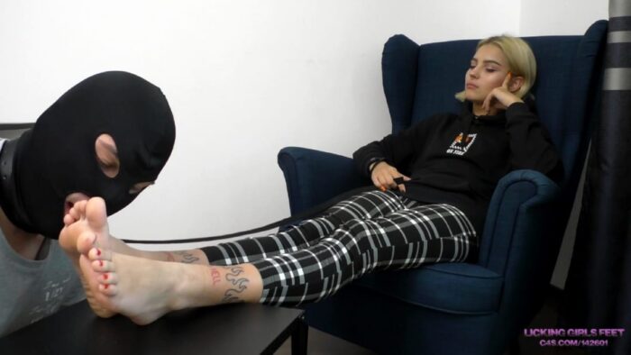 Karina - Uses Her Slave After University - Long Foot Worship And Ridicule - LICKING GIRLS FEET - FULL HD/1080p/MP4