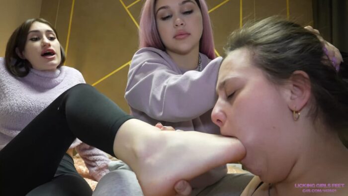 Nicole And Sarah - Show Us The Size And Depth Of Your Mouth - LICKING GIRLS FEET - FULL HD/2160p/MP4