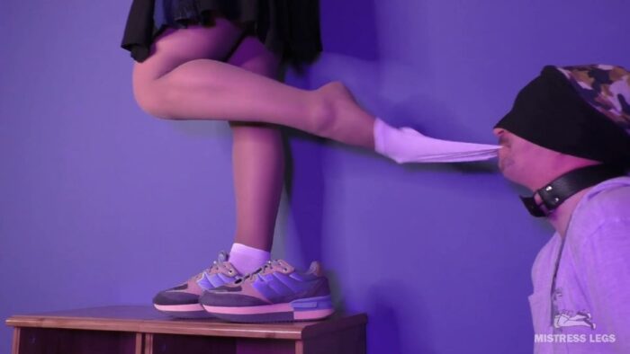 Mistress Feet In White Socks And Nylons Sniffing Licking And Sucking - MISTRESS LEGS - FULL HD/1080p/MP4