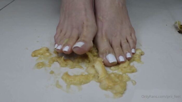 Priscila M In Scene: Crushing Banana With Your Feet To Give To The Dog - PRII FEET - FULL HD/1080p/MP4