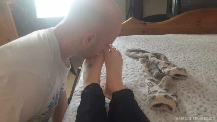 Empress Camilla Tootsie In Scene: Horny Hubby Sniff And Jerk To Stinky Goddess Toes Part 1 - GREAT BRITISH FEET - HD/720p/MP4