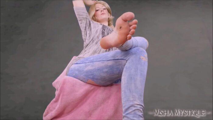 Unaware Giantess Steps On Tiny Before Finding You - MISHA MYSTIQUE - FULL HD/1080p/MP4