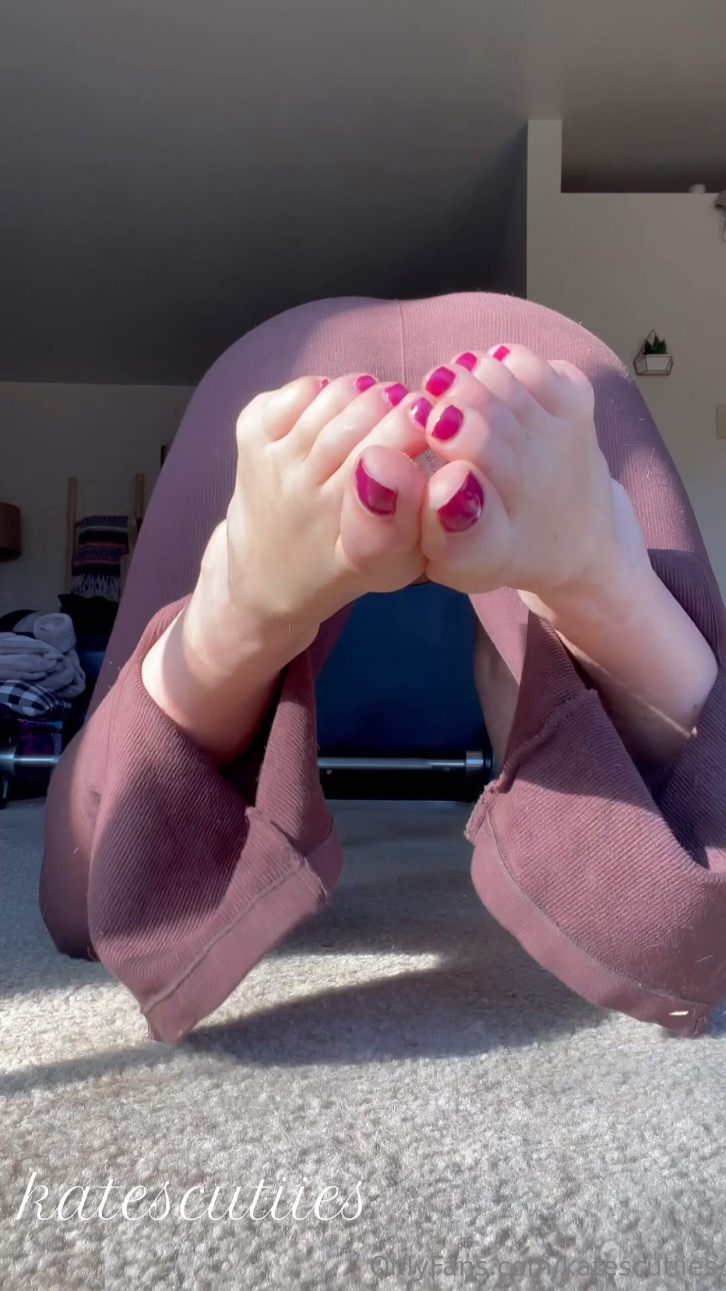 Goddess Kate In Scene: Some Yoga Stretches And Feet Rubbing Asmr While You Stroke To My Perfect Soles - KATE'S CUTE FEET - FULL HD/1920p/MP4