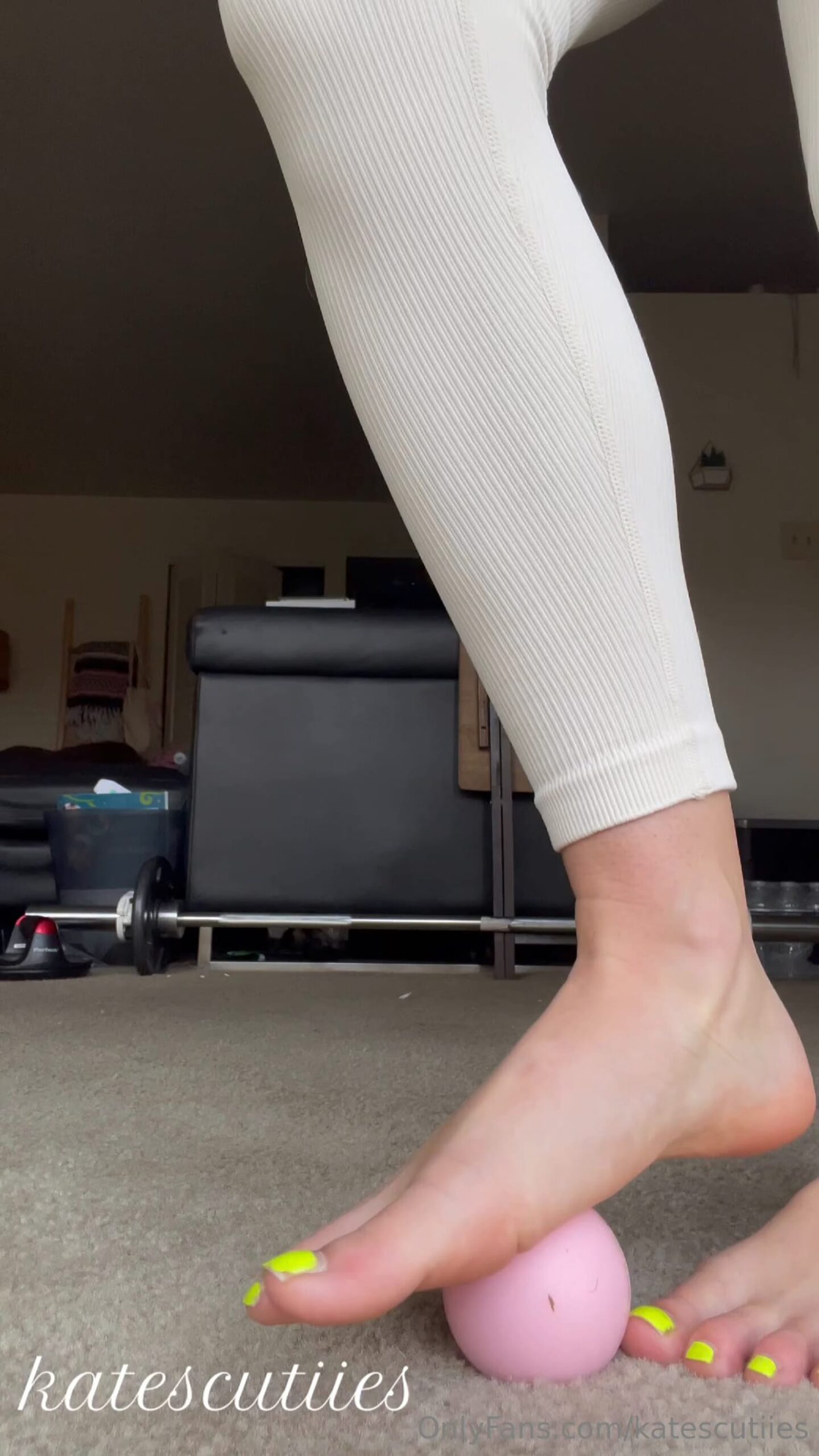 Goddess Kate In Scene: Massaging My Soles With A Ball After A Long Day - KATE'S CUTE FEET - FULL HD/1920p/MP4
