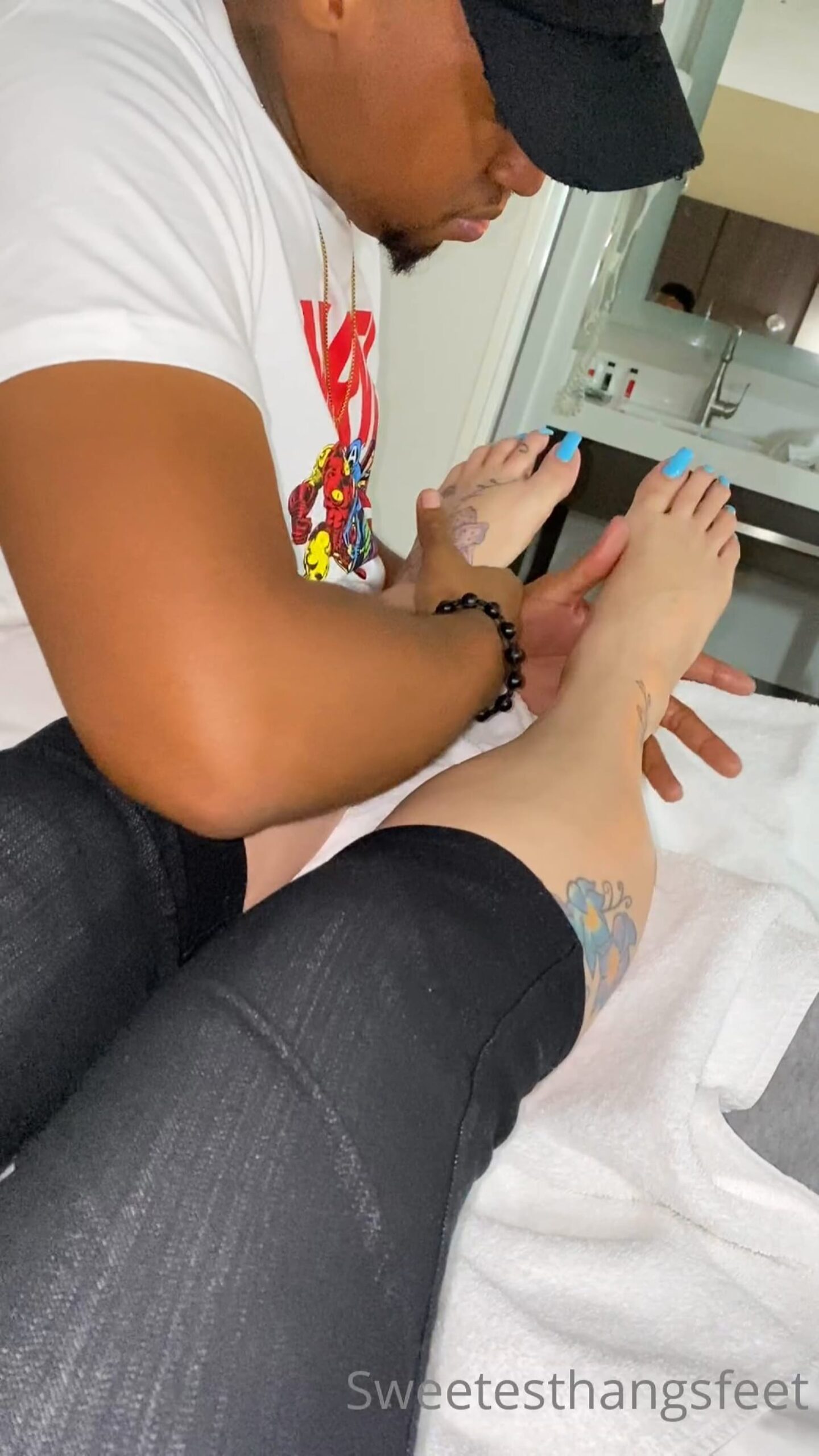 Rhonda Willman In Scene: Watch Me Get This Amazing Foot Rub - GODDESS RHONDA - FULL HD/1920p/MP4