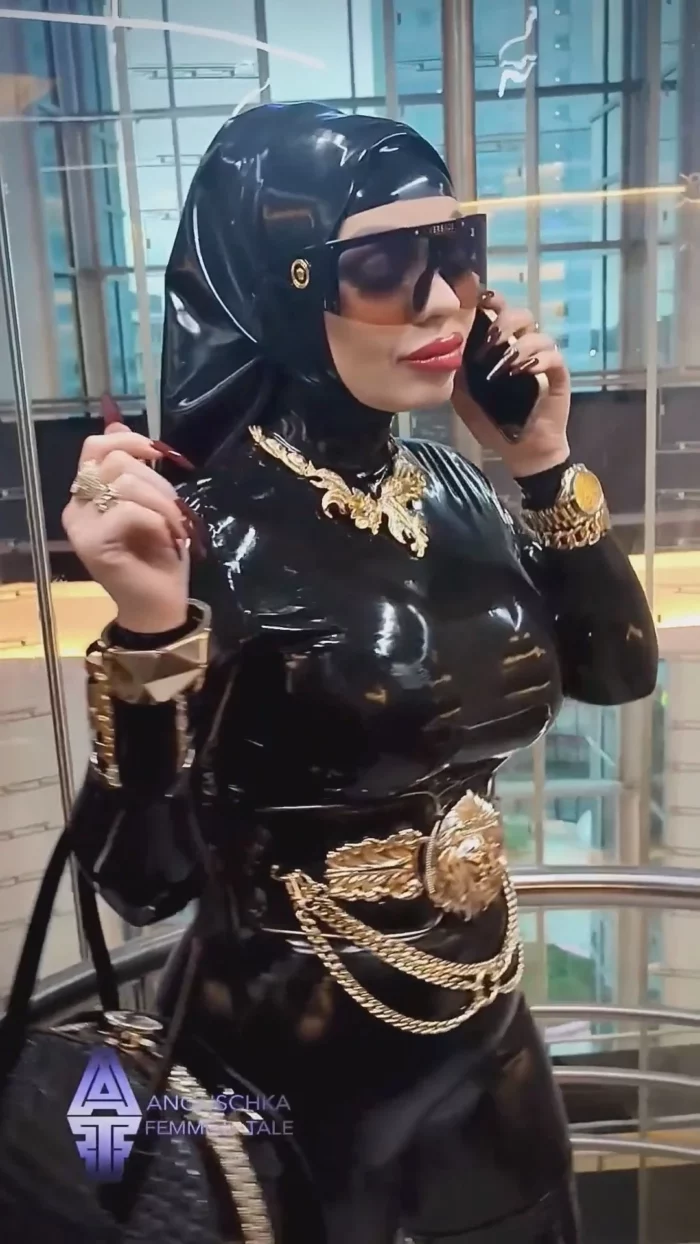 Latex Boss Bitch Smoking In Public Outdoor - ANOUSCHKA FEMME FATALE - MP4