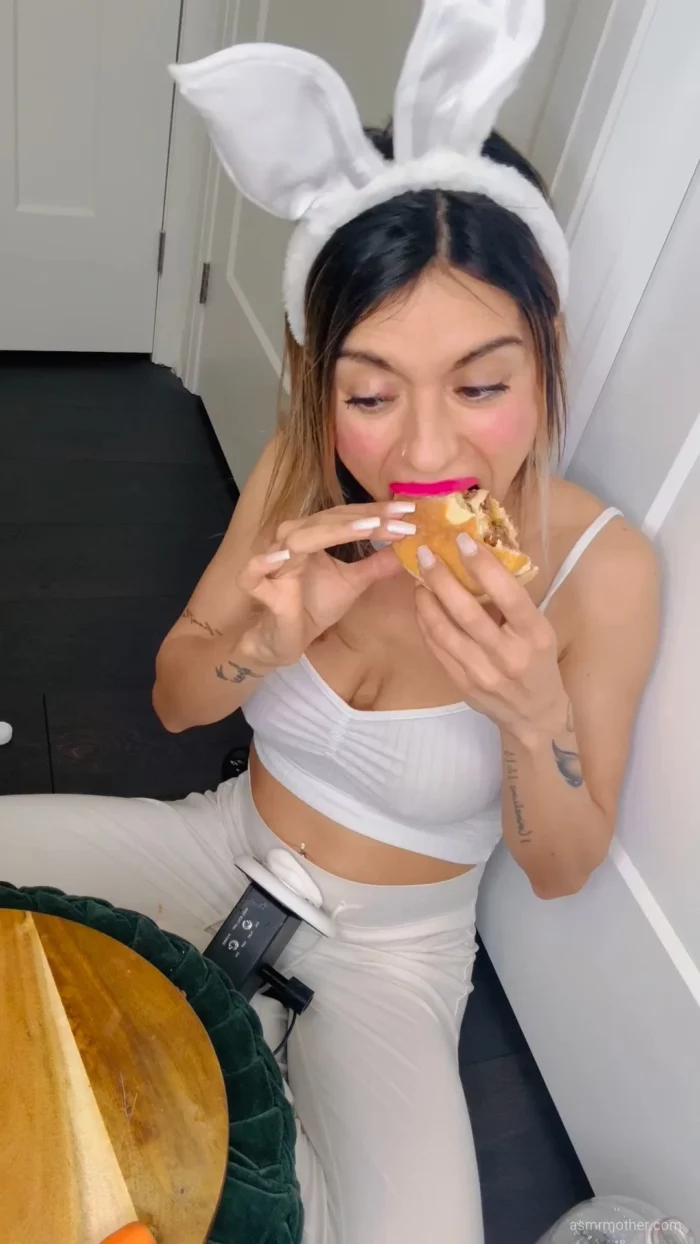 Bunny Girl Stuffs Her Belly With 4 Giant Sloppy Joes - ASMR MOTHER - MP4