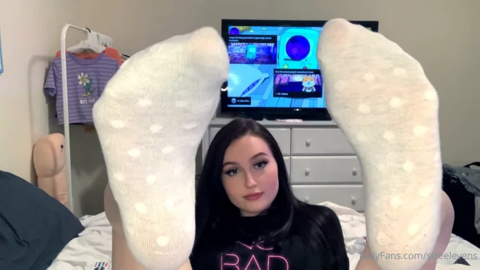 Sock Tease And Removal In Bed - BECCA FOXX / SIZEELEVENS - MP4