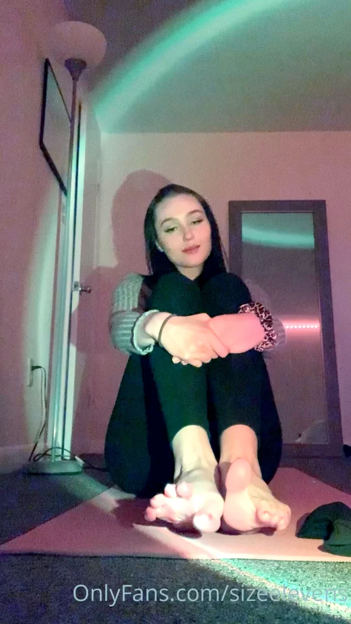 Admiring My Feet With My New Sunset Lamp - BECCA FOXX / SIZEELEVENS - MP4