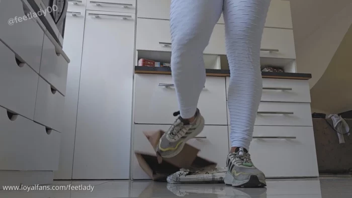 Sneakers Crushing 2 - FEET LADY / PAULA MANCINI - MP4