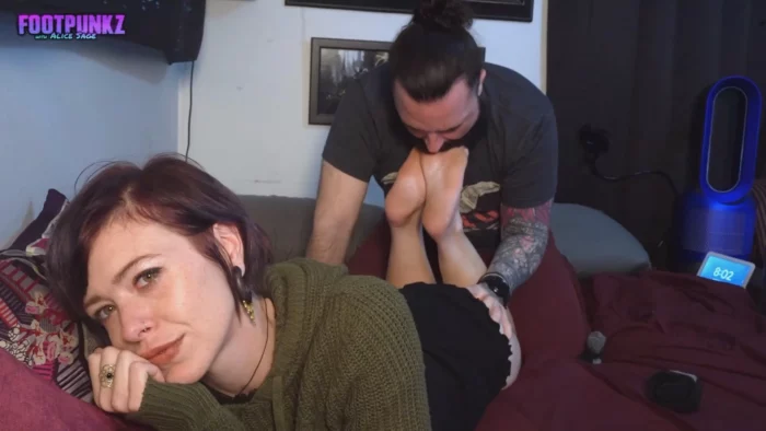 Festival Babe Gets Size 9's Worshiped - FOOTPUNKZ - MP4