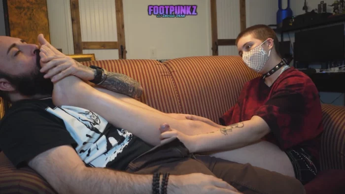 Amateur Ftm Trans Foot Smelling Handjob - FOOTPUNKZ - MP4