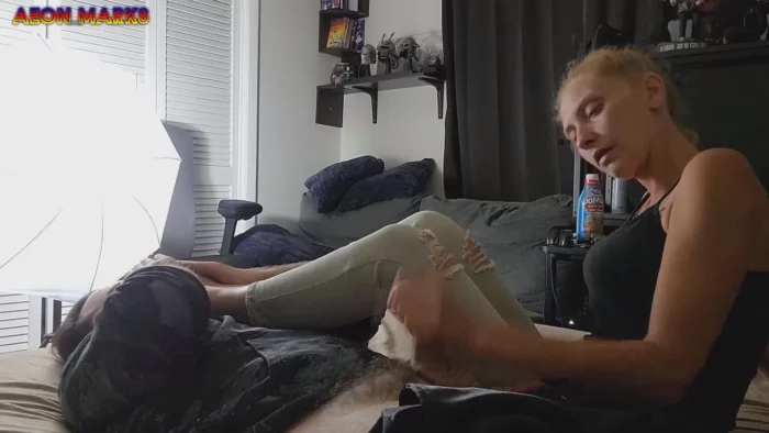 Gal Gives Foot Smelling Handjob For Ride - FOOTPUNKZ - MP4