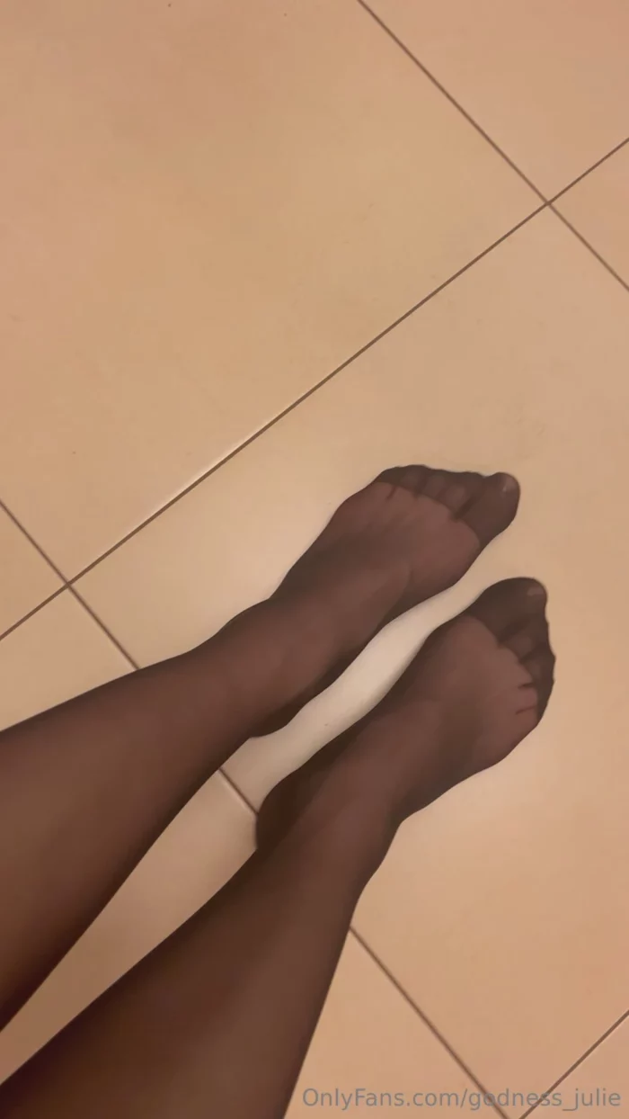 Worship My Beautiful Feet And Pay - GODDESS JULIE - MP4