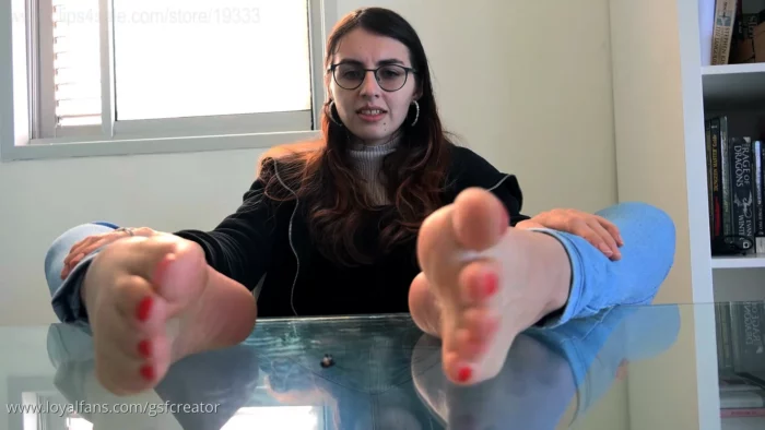 Sofi's Feet Lurker - GSFCREATOR / GIANTESS SHRINKING FEET - MP4