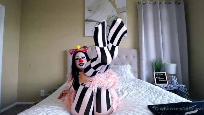 Sweaty-Weaty Pantyhose Clown Feet - KITZI KLOWN / KENDALL OLSEN - MP4