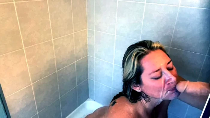 Fucking Mommy in Bed and the Shower - LAURAN VICKERS / MOMMY LAURAN - MP4