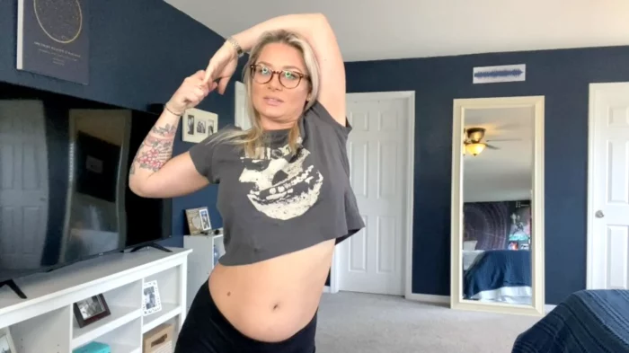 MILF's Major Belly Button Tease - LAURAN VICKERS / MOMMY LAURAN - MP4