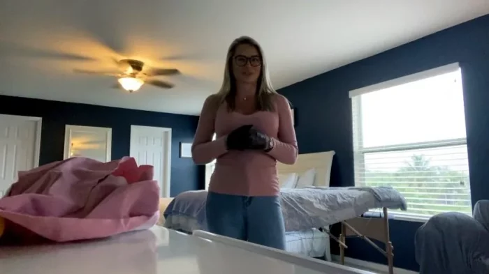 Punished for Sniffing Panties - LAURAN VICKERS / MOMMY LAURAN - MP4