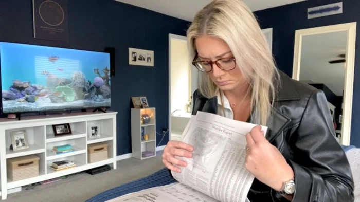 Reading the Newspaper Sucking My Way Into a Loan - LAURAN VICKERS / MOMMY LAURAN - MP4