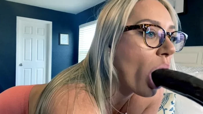 Sucking Coach's BBC for My Son - LAURAN VICKERS / MOMMY LAURAN - MP4