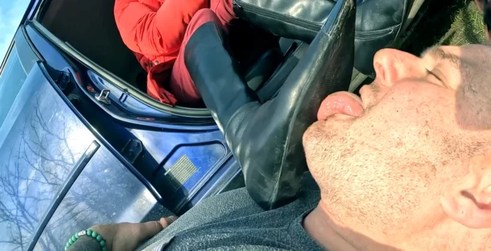 Outdoor Boot Licking - MISTRESS YAMMY BOOTS / MISTRESSYB - MP4