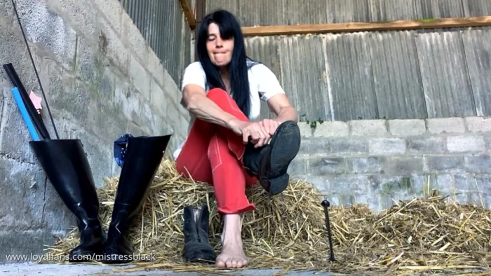 Sat On The Straw - MISTRESS BLACK - MP4