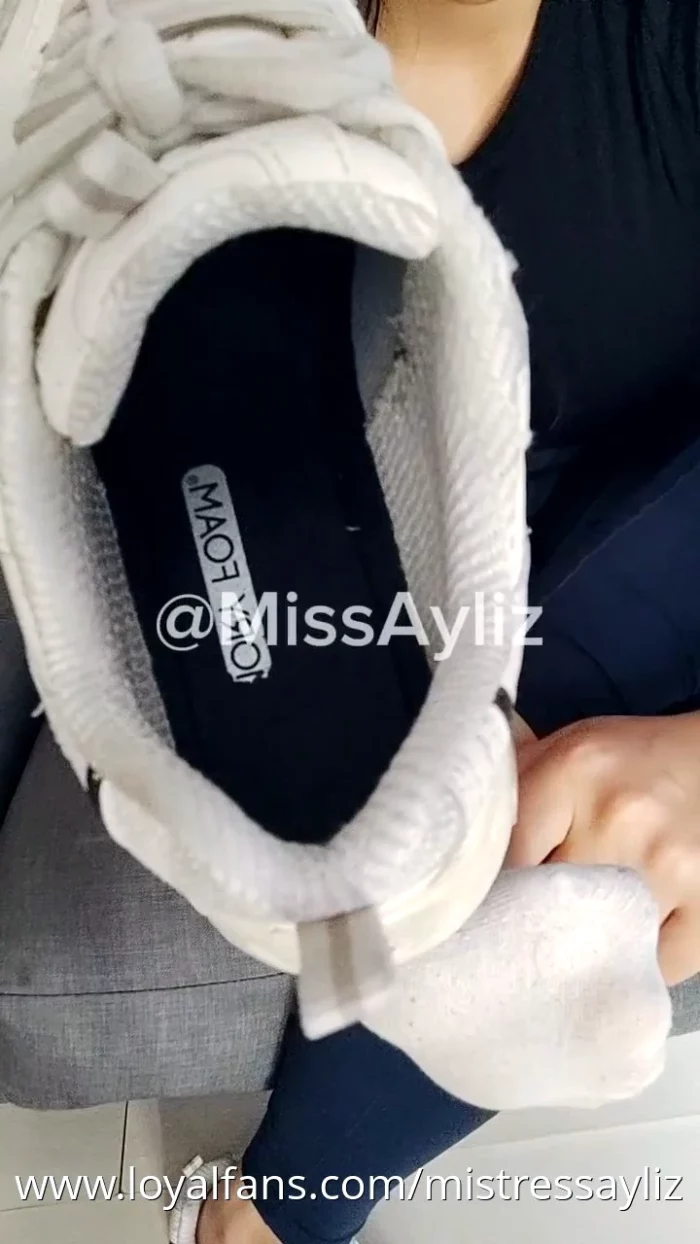 My Stinky Feet After Sports - MISTRESS AYLIZ / MISSAYLIZ - MP4