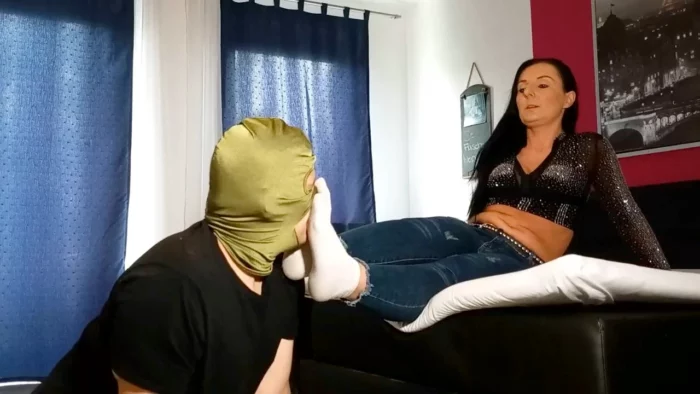 Sniff My Sweaty Socks - LADY LUCIANA DI DOMIZIO / DOMINATRIX LUCIANA - MP4