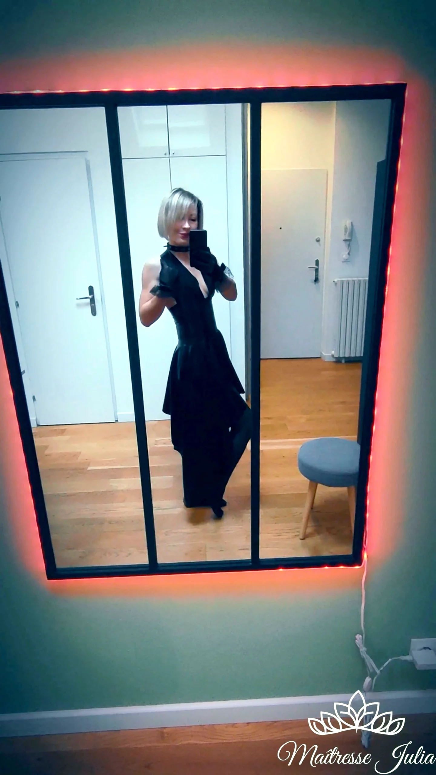 New Outfit In Latex! Mistress Julia - DEESSEJULIA / MAÎTRESSE JULIA - MP4