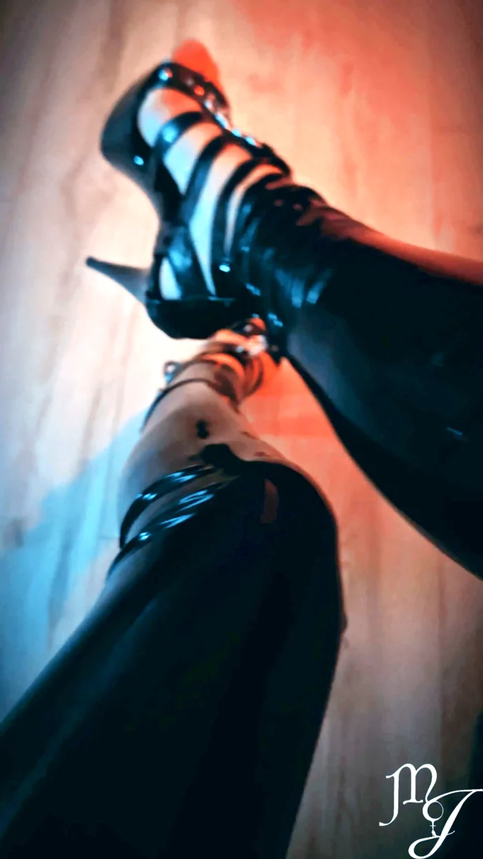 Latex Legging, High Heels In My New Dungeon - DEESSEJULIA / MAÎTRESSE JULIA - MP4