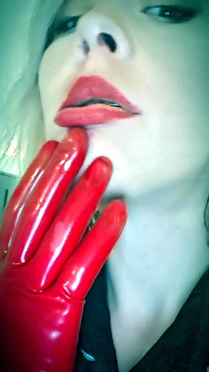 My New Red Gloves Latex - DEESSEJULIA / MAÎTRESSE JULIA - MP4