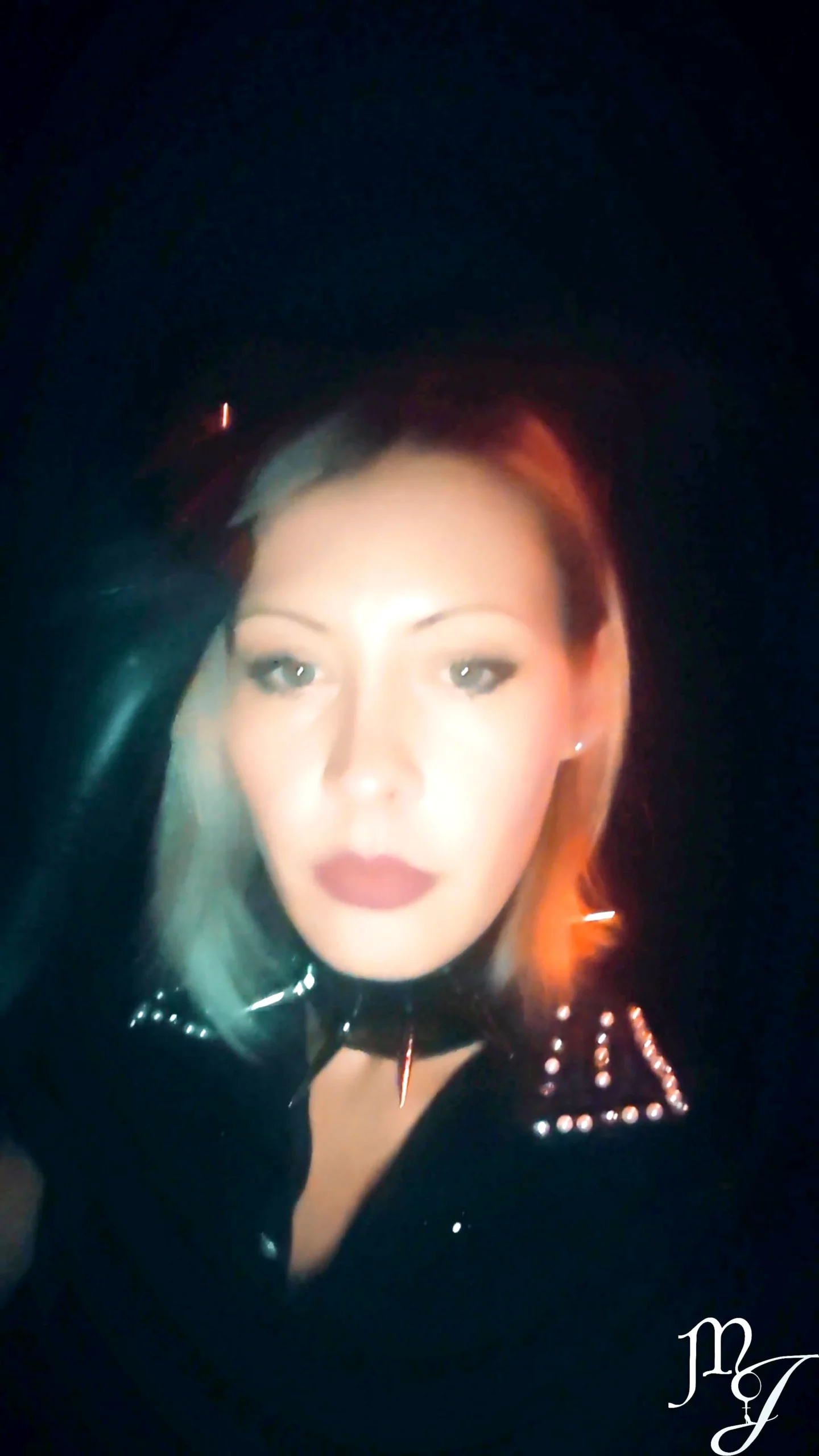 Shouts And Whispers Club (In Paris) - DEESSEJULIA / MAÎTRESSE JULIA - MP4