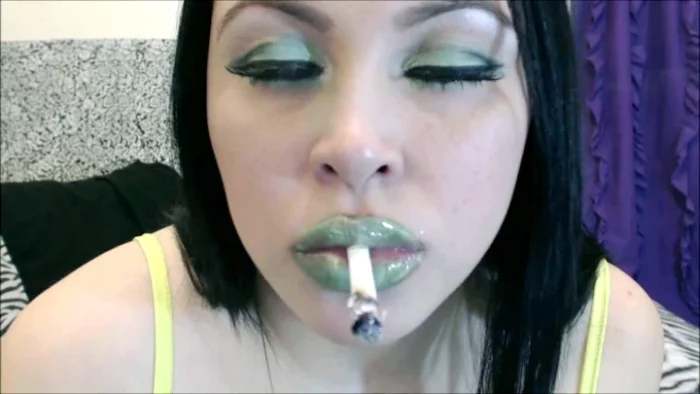 Green Lipstick Close Up Face Smoking - PRINCESSDI / ANGELINA SKYY / GODDESS DIVINA - MP4