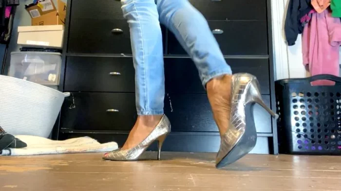 Shoe And Feet Model Worship - QUEENMOTHERSOLES / QUEENIEMSOLES - MP4