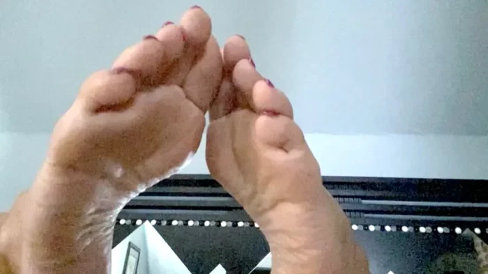 Suck My Toes While I Cum - QUEENMOTHERSOLES / QUEENIEMSOLES - MP4