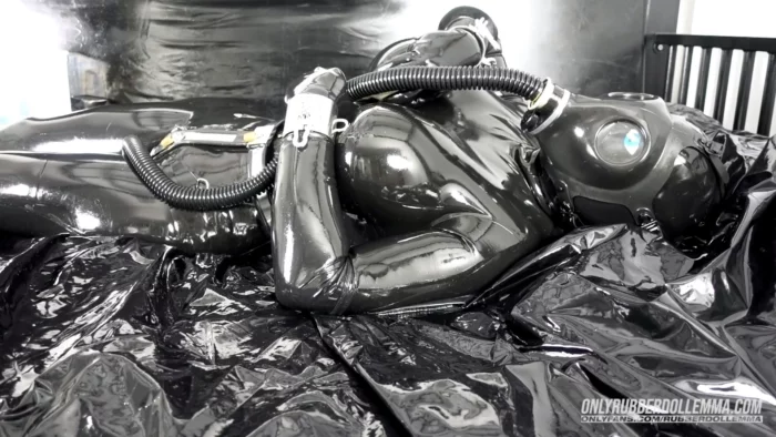 Gasmask Breathplay - RUBBERDOLL EMMA LEE - MP4