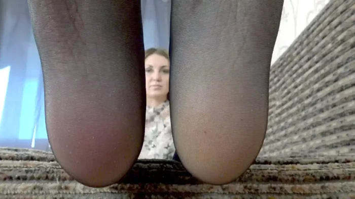 Office Girl Shoes Dangling in Stockings - UNDERSWEETWEIGHT - MP4