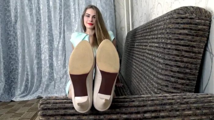 White Pumps Dangling - UNDERSWEETWEIGHT - MP4