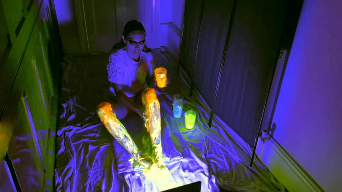 Glow In The Dark Uv Gunging - Legs & Feet! - WAMGIRLX - MP4