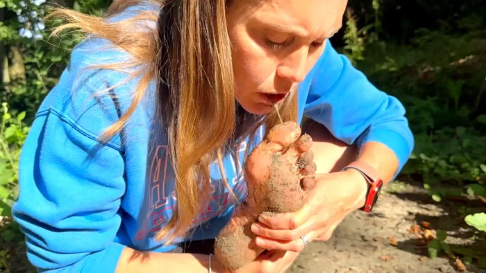 Muddy Foot Licking Toe Sucking - WAMGIRLX - MP4