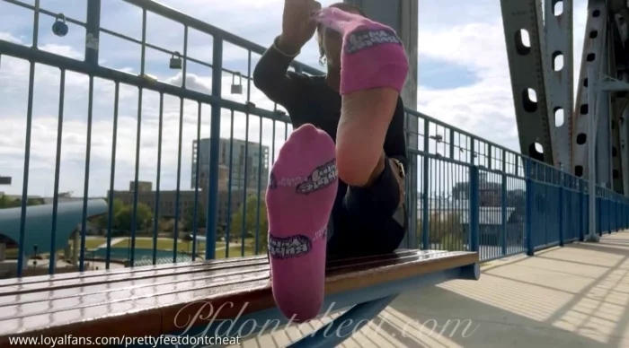 Public Sock Removal On The Bridge - YOUR HIGHNESS OF PFDC / PRETTY FEET DONT CHEAT - MP4