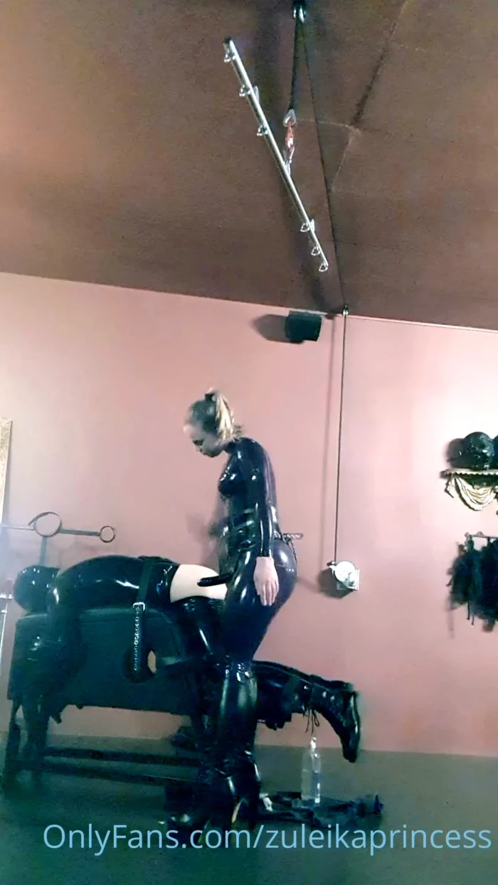 First He Is Stretched And Later He Is Fucked - ZULEIKA PRINCESS / KINKY PRINCESS Z - MP4