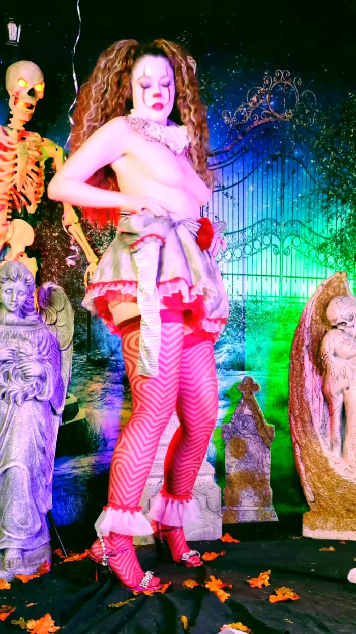 Pennywise Striptease - BEATRIX - MP4