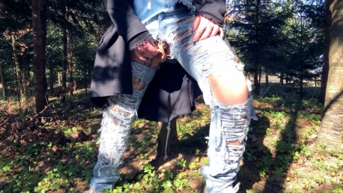 Outdoor Play With Her Pierced And Tattooed Pussy In Jeans - DOMINATRIX FRIDA QUEEN OF DOMINATION - MP4